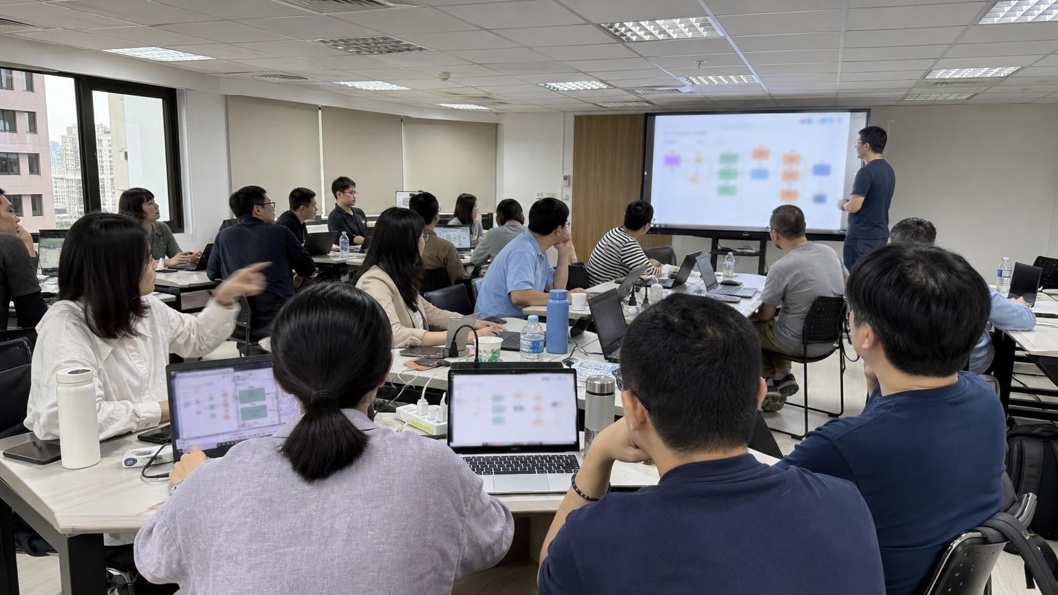 臺灣企業學員在教室參與AI自動化實作訓練的情境照